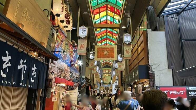 人でにぎわう錦市場の様子（撮影/集英社オンライン編集部、以下同）