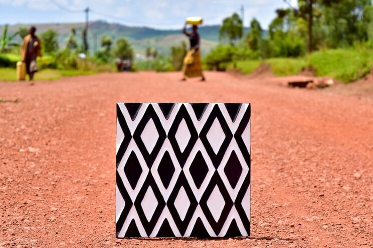 masakoさんを魅了したルワンダの伝統アート「イミゴンゴ」。子牛の糞と灰を混ぜ、それを木の板の上にのせて独特の模様を描く。