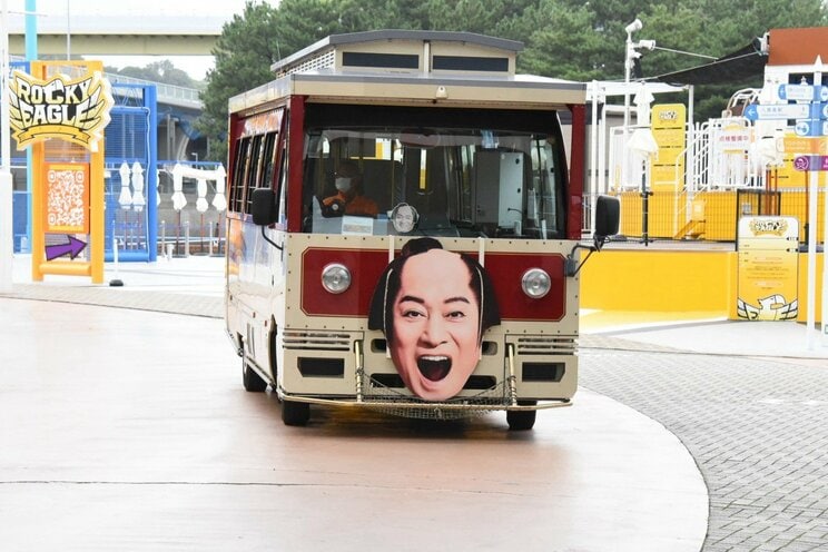 迫りくるマツケンバス。口を大きく開けている様がシュールさ増し増し