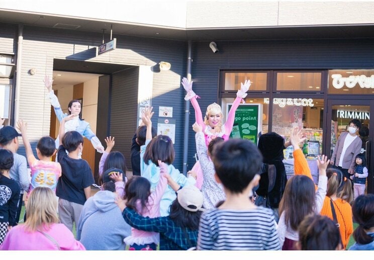 サリーさんと王子たちのステージは子どもたちも楽しそう（写真／橋本サリーさん提供）