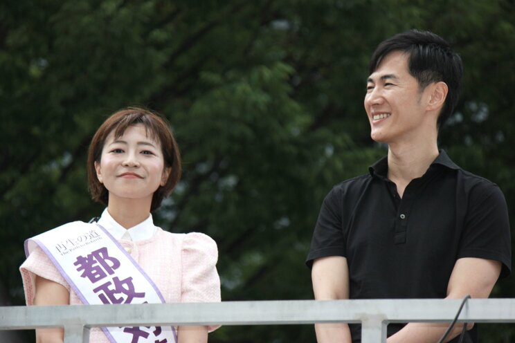 「再生の道」から都議選に出馬し落選、その後、党から離脱することを表明した鳥海彩氏（写真左）（鳥海氏の「X」より）