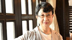 戦争に突き進む時代を彩る興行界の光と影 『愚者の階梯』松井今朝子さんに聞く。