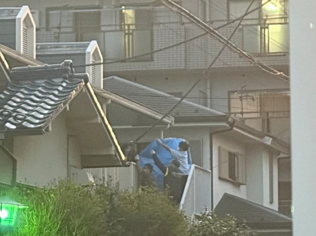 シートを覆う捜査員（撮影／集英社オンライン）