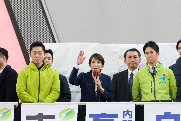 秋葉原で演説する高市首相（中央）と維新の吉村氏（左）、藤田氏（撮影/村上庄吾）