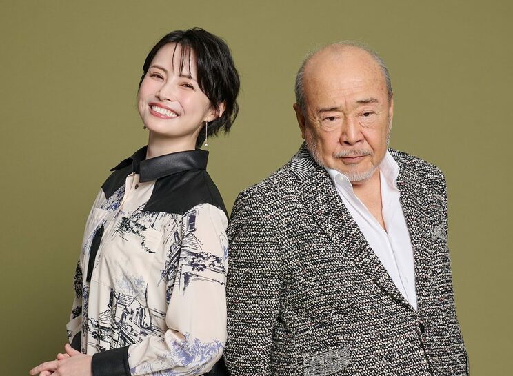 美村里江（左）、北方謙三（右）