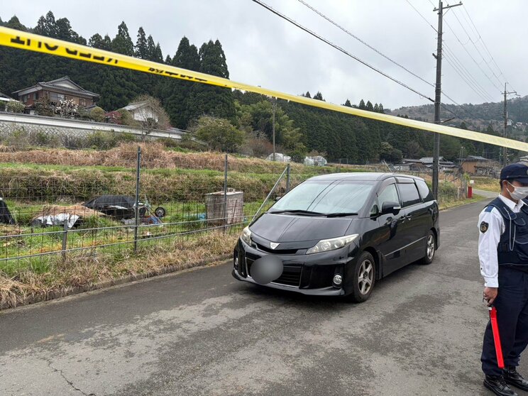 
自宅から出てきた捜査員が乗ったと思われる車両（撮影／集英社オンライン）
