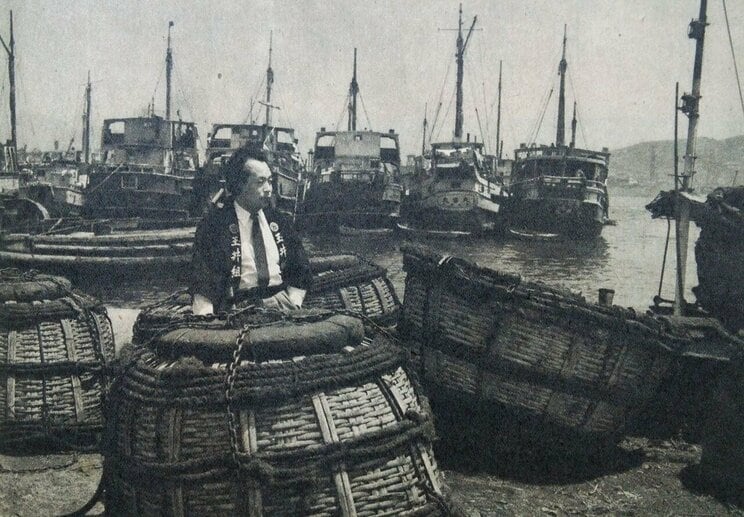 玉井組の法被を着て若松湾に立つ火野葦平