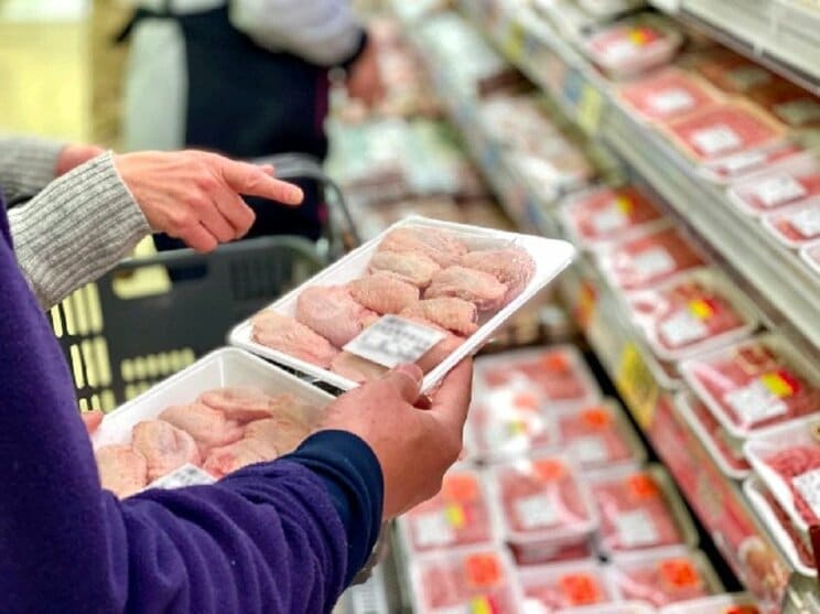 スーパで鶏肉を選ぶ消費者（写真はイメージです）
