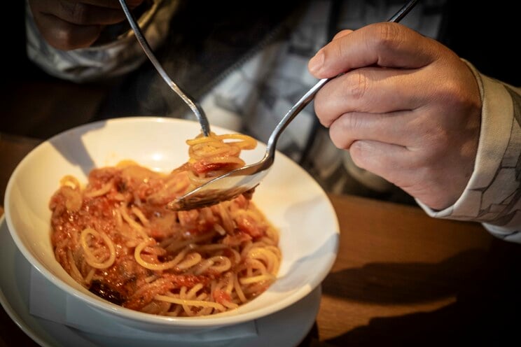 料理上手の宮迫さんの得意メニューはパスタだそうだが、カプリチョーザの「トマトとニンニク」について「YouTubeとかに元店員さんの再現レシピなんかもあるけど、家じゃどうしてもたどりつけない。企業秘密の何かが絶対あるはず」