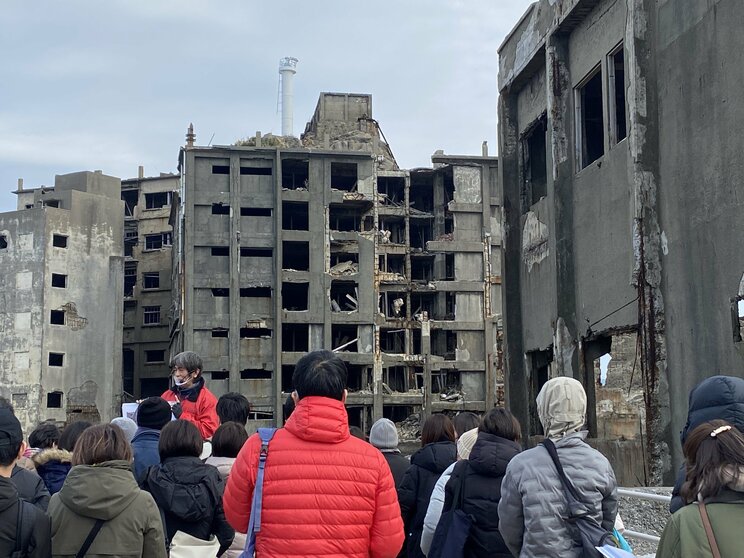 第3見学所では、崩落し続ける最古のアパート30号棟が見られる