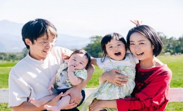 ２児を育てる中西信介さん(左)と経営者の妻(右)　写真／本人提供（以下同）