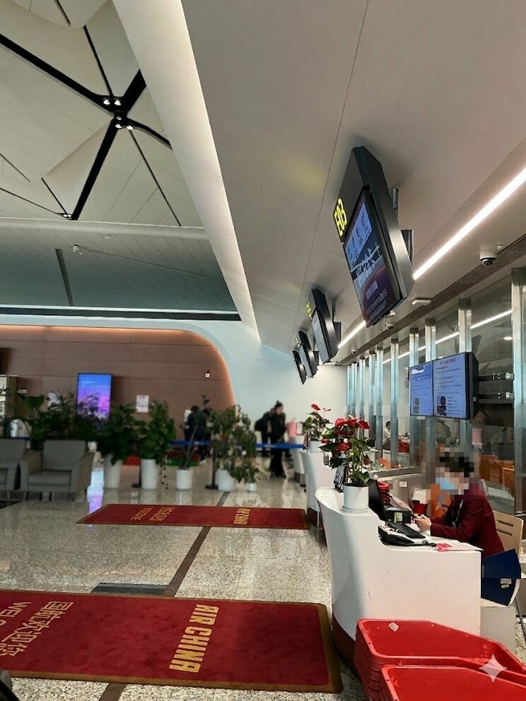 成都天府国際空港にて。エコノミーのカウンターには並んでいるが、ビジネスクラスとスターアライアンスゴールドの専用カウンターには誰もいない