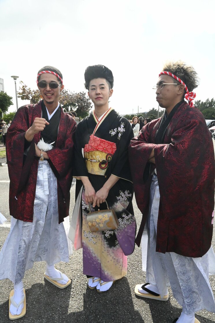 「大奥目指す」と話す振袖姿の金城さん（写真中央・撮影／集英社オンライン）