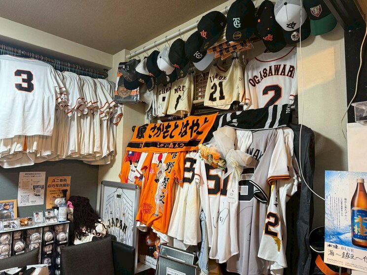 野球居酒屋・酒美道場の店内はいたるところに巨人のグッズが飾られている（撮影／集英社オンライン）
