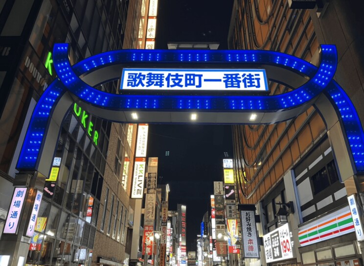 歌舞伎町・深夜のストリートピアノに密着！　日芸ピアノ科を首席で卒業してピアニストを目指すキャバ嬢。「今はキャバクラで働いてるけどいつかは…」_5