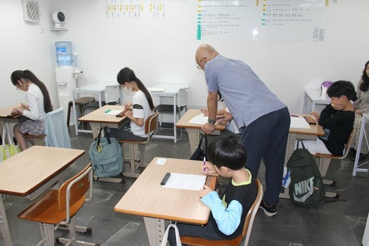分からない箇所も丁寧に教える講師（撮影／千駄木雄大）
