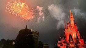 〈ディズニーの花火休止、なぜ？〉「1日の終わりに見たいのに」夏の約3カ月間見られない夜の名物にファンから悲しみの声…運営は「環境に応じて判断」
