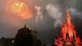 〈ディズニーの花火休止、なぜ?〉「1日の終わりに見たいのに」夏の約3カ月間見られない夜の名物にファンから悲しみの声…運営は「環境に応じて判断」