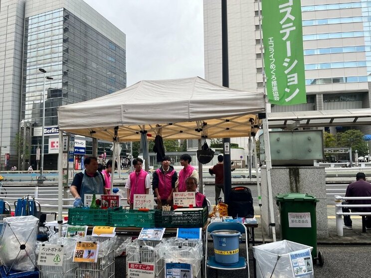 山手通りに面したアトラスタワー前のエコステーション。ゴミを分別するとスタッフたちから「ありがとうございます」の声がかかる