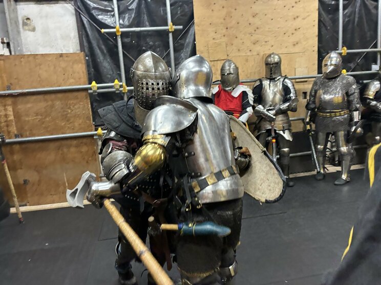  30kgの鎧を着て、剣で殴り合う“過激すぎるスポーツ”の正体「死んでいない間は戦い続ける」_16