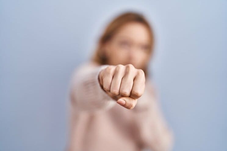 カチコミする女性のイメージ　写真／Shutterstock.