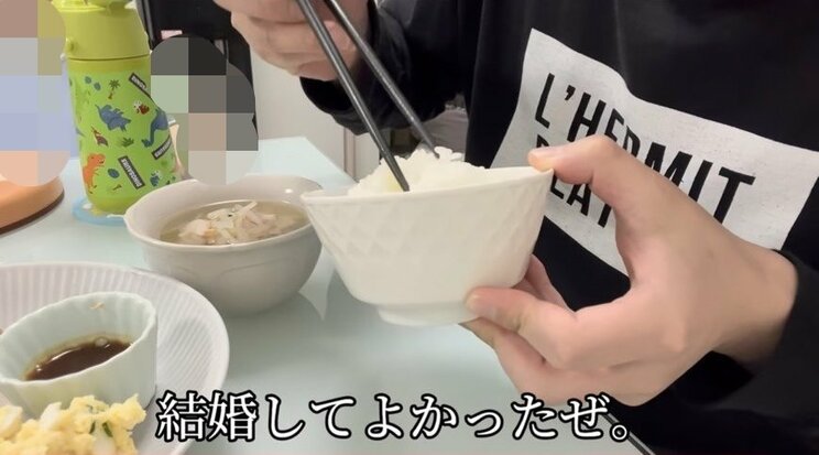 妻に感謝をしていたが…（晴流容疑者が投稿したYouTubeより）