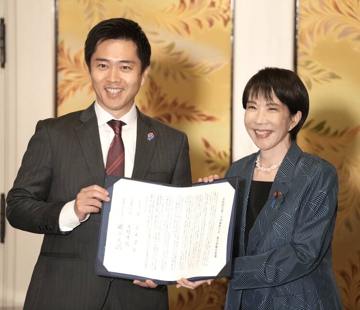 連立合意書を持つ吉村氏（左）と高市首相（写真／吉村氏SNSより）