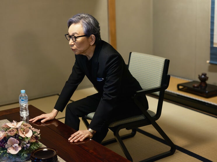 話に力がこもってくると徐々に前かがみに
