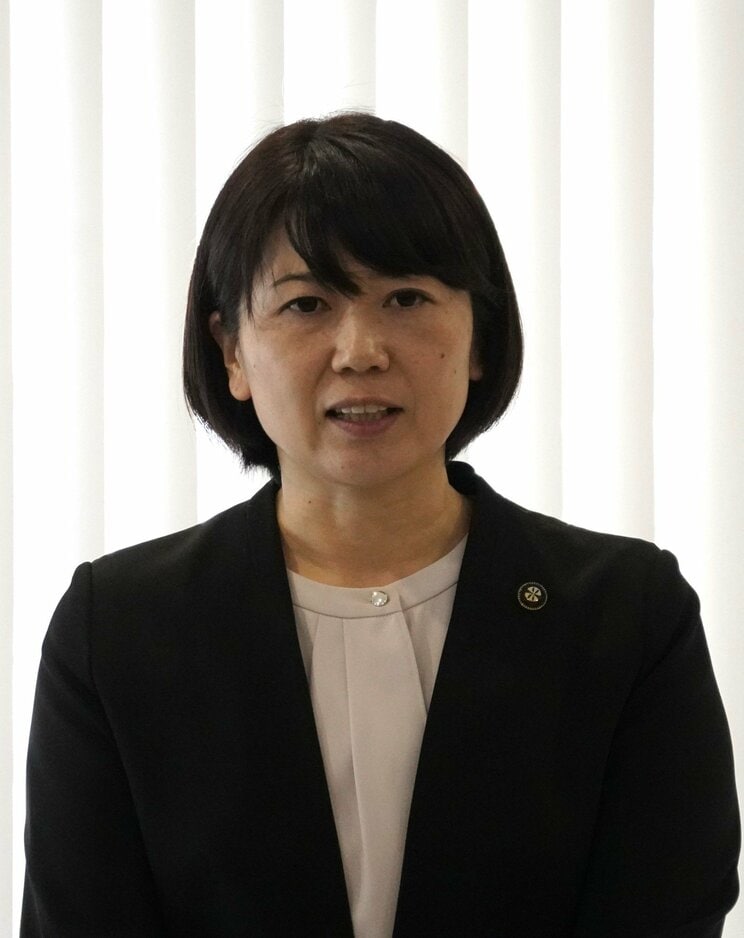 10月2日、メディアの囲み取材で話す小川晶市長（撮影／集英社オンライン）