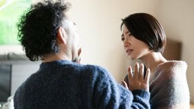 不倫をされたときに問い詰めるのは絶対NG…浮気調査のプロが語る〈泣き寝入りしないためにやるべき行動〉