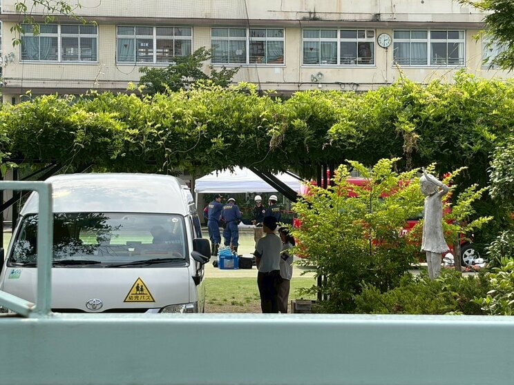 〈北区・小学校火災〉「助けて…」救急搬送された男児が語る火災の恐怖「先生が窓を開けて、しゃがむようにって…」防災頭巾をかぶり校庭では泣き声も「訓練してたから避難はできた」_25
