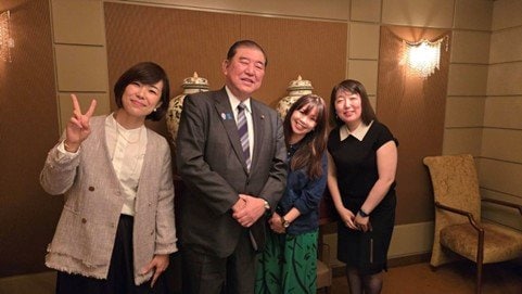 朝食会で女性と過ごす石破総理