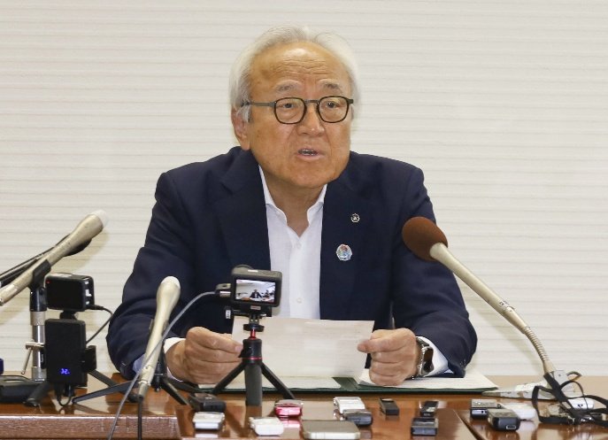 6月11日に会見を行なった蔵内勇夫（現）議長（写真／共同通信社）