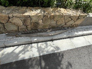 吹き飛ばされた窓のサッシ