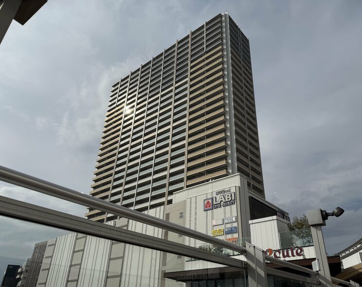 JR立川駅北口横のタワマン兼商業施設（撮影／集英社オンライン）