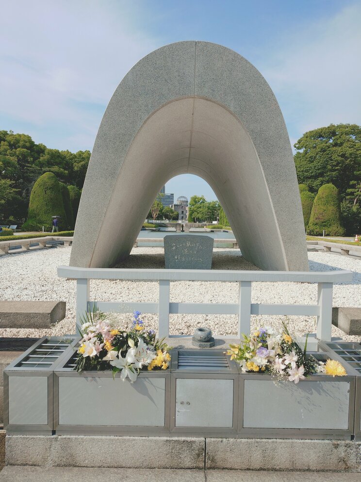 原爆死没者慰霊碑。平和記念公園の象徴的な碑