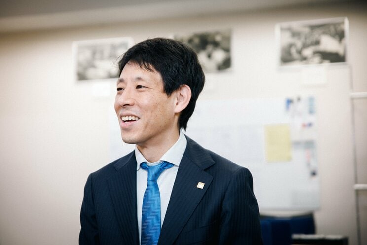 お笑いコンビ・囲碁将棋の根建太一。主にツッコミ担当