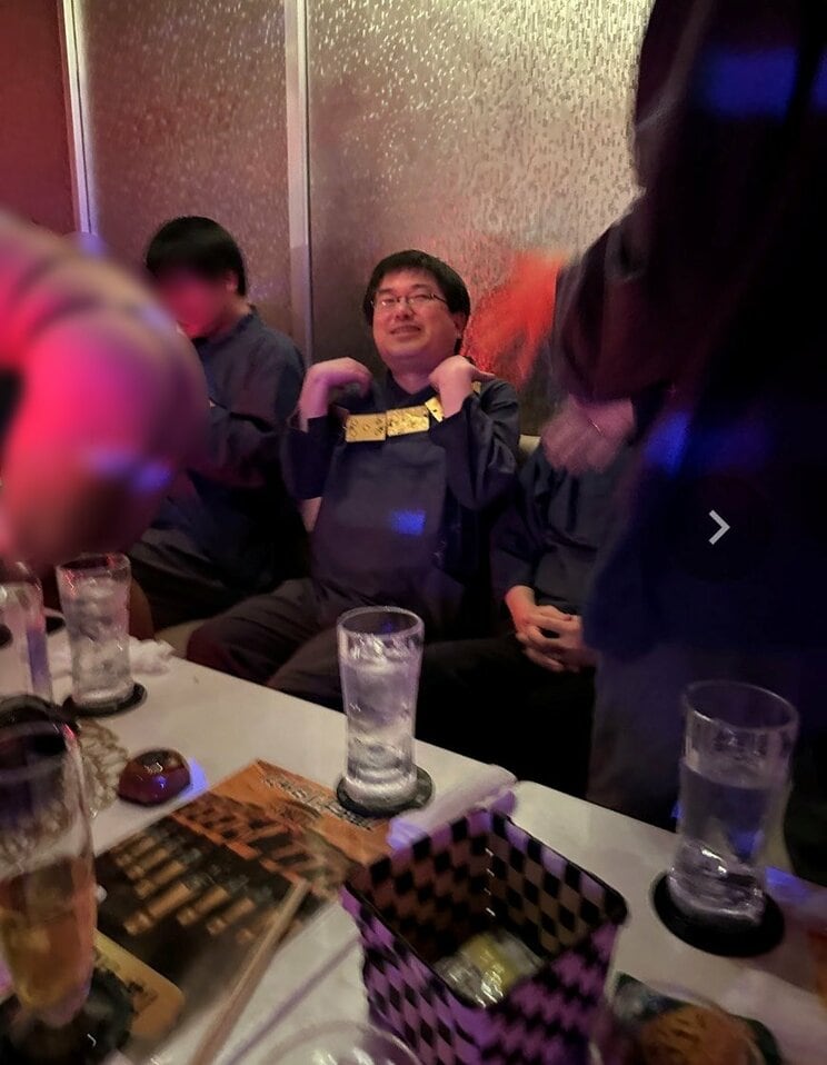 接待を楽しむ吉崎被告（関係者提供）