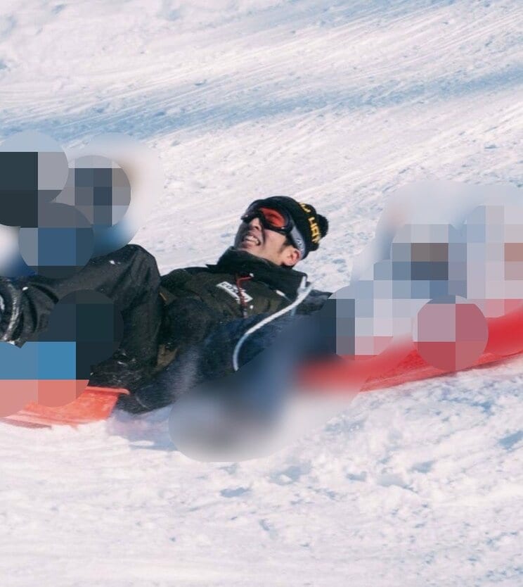 子どもたちとソリで滑る木村容疑者 （関係者提供）