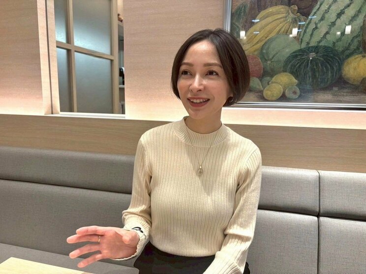 インタビューに応じる市井紗耶香