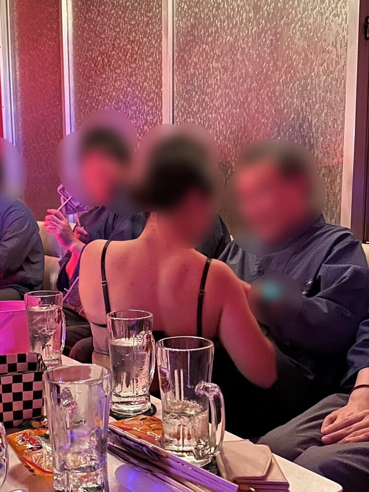 クラブで“濃厚接触”、東大教授らへの“エロ接待”写真