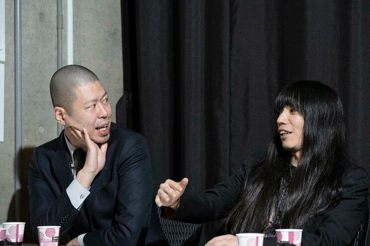 金属バットの小林圭輔（左）と友保隼平 (写真／石垣星児)