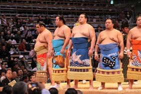 年収100万円の幕下と1300万円の十両の対戦もある…「土俵に立てば歳もキャリアも関係ない」究極の成果主義・大相撲と現代ビジネスの共通点