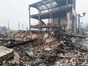 「離れろっ!」余震のなか響く消防隊員の叫び…焼け野原となった町、倒壊した建物、塞がれた道…能登半島地震の爪痕〈迫る“発生から72時間”と決死の救助活動〉