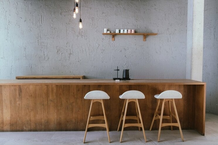 落ち着く空間はおじさんを引き寄せる？（画像はイメージです／Shutterstock）