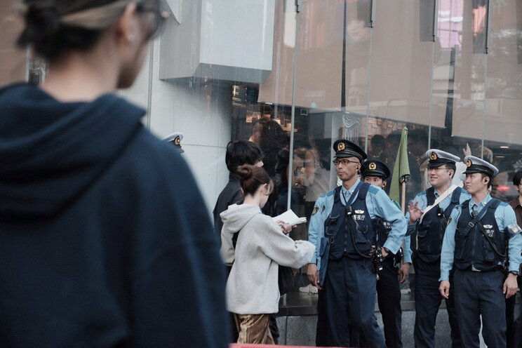 〈2023ハロウィーン〉渋谷の街から仮装・バカ騒ぎする若者が消えた！「（コスプレ）ダメだよダメ、ダメ～」警察官に注意された黒ひげ危機一髪男は段ボールを自ら破壊。ハチ公出口も喫煙所も閉鎖…渋谷区が本気だしてきた！_14