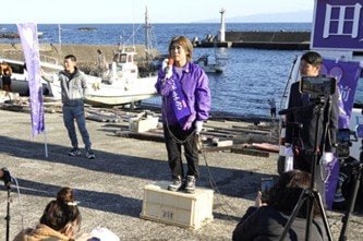 12月７日、港で第一声演説をする田久保眞紀氏（撮影／集英社オンライン）