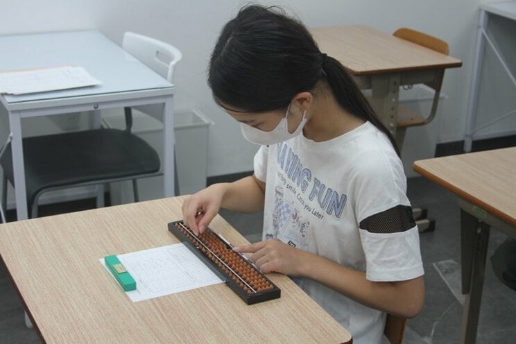 そろばんを使って問題を解く児童（撮影／千駄木雄大）
