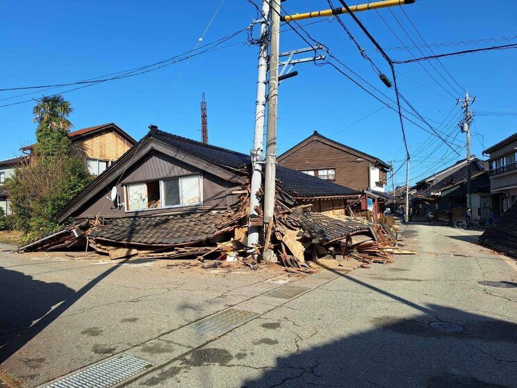 「離れろっ！」余震のなか響く消防隊員の叫び…焼け野原となった町、倒壊した建物、塞がれた道…能登半島地震の爪痕〈迫る“発生から72時間”と決死の救助活動〉_21