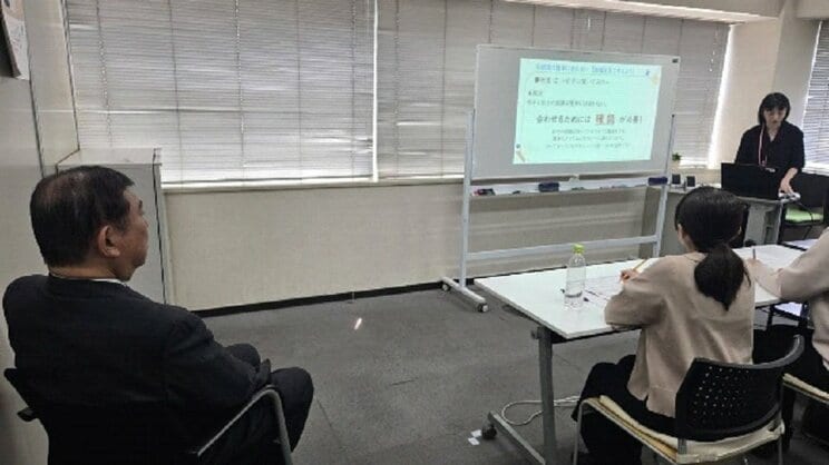 「たちかわ若者サポートステーション」を視察した石破首相（写真左。画像／本人SNSより）